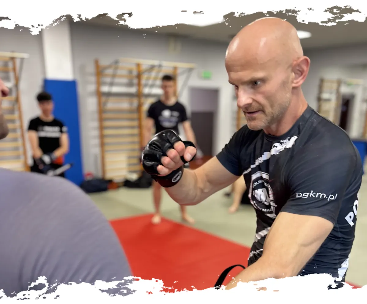 kurs instruktorski krav maga - instruktor prezentuje technikę